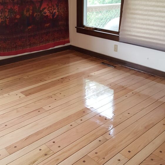Bild Wood Floor - Random-Width Oak Plank Floor with Walnut Pegs